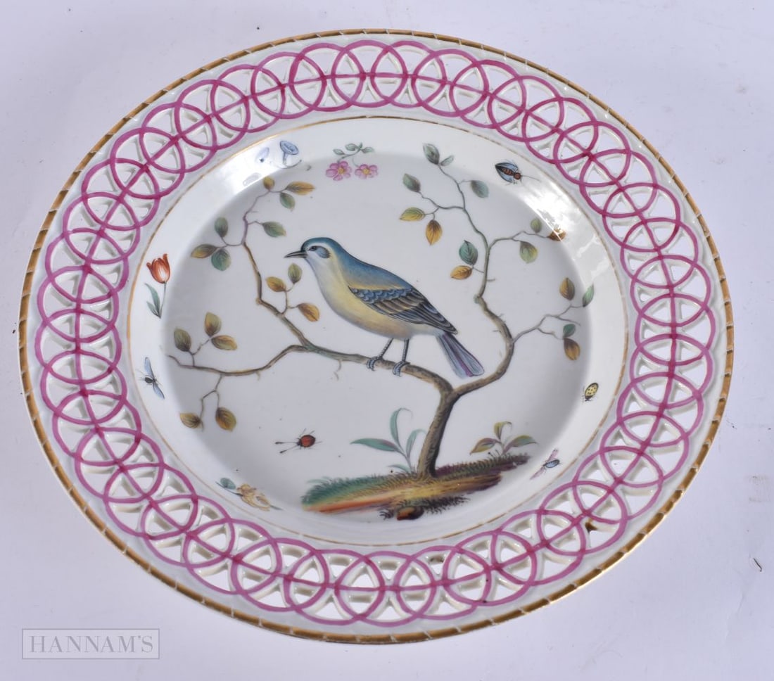 AN ANTIQUE MEISSEN PORCELAIN RETICULATED PLATE painted with a bird. 22 cm wide.: AN ANTIQUE MEISSEN PORCELAIN RETICULATED PLATE painted with a bird. 22 cm wide.