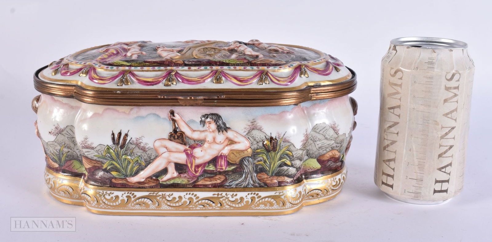 AN ANTIQUE ITALIAN NAPLES PORCELAIN CASKET. 24 cm x 14cm.: AN ANTIQUE ITALIAN NAPLES PORCELAIN CASKET. 24 cm x 14cm.