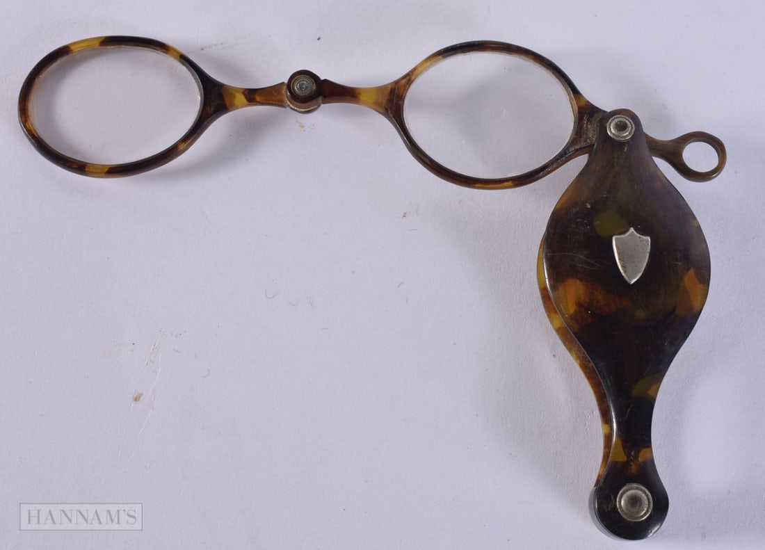 A PAIR OF HORN/SHELL LORGNETTES. 8 cm x 8 cm.: A PAIR OF HORN/SHELL LORGNETTES. 8 cm x 8 cm.