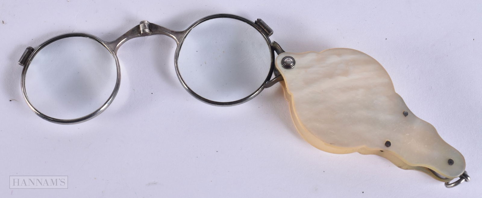 A PAIR OF MOTHER OF PEARL LORGNETTES. 8 cm x 6 cm.: A PAIR OF MOTHER OF PEARL LORGNETTES. 8 cm x 6 cm.