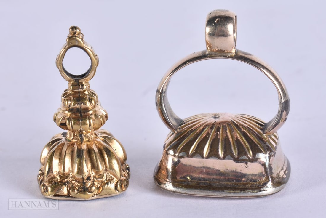 TWO ANTIQUE YELLOW METAL FOB SEALS. 19 grams. (2): TWO ANTIQUE YELLOW METAL FOB SEALS. 19 grams. (2)