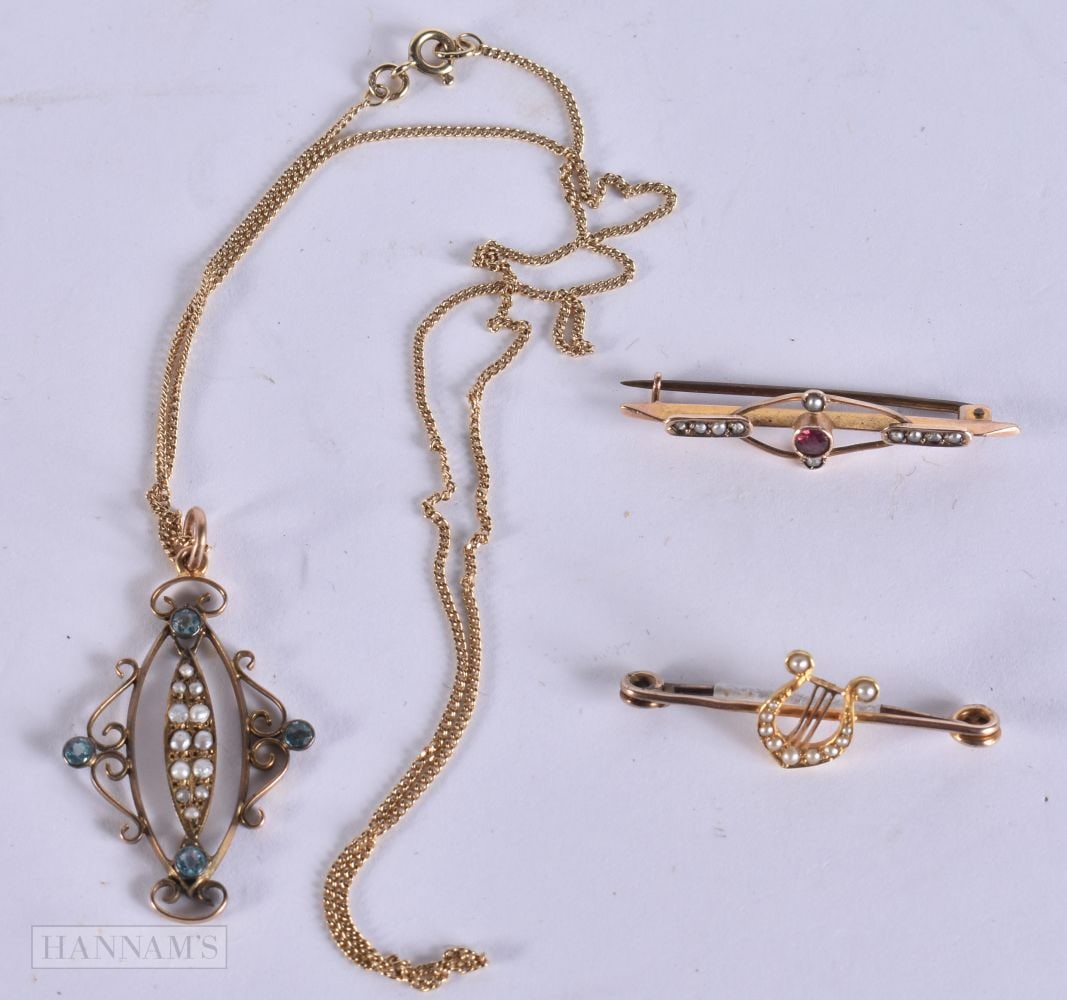 TWO 9CT GOLD BROOCHES and a yellow metal necklace. 6 grams. (3): TWO 9CT GOLD BROOCHES and a yellow metal necklace. 6 grams. (3)