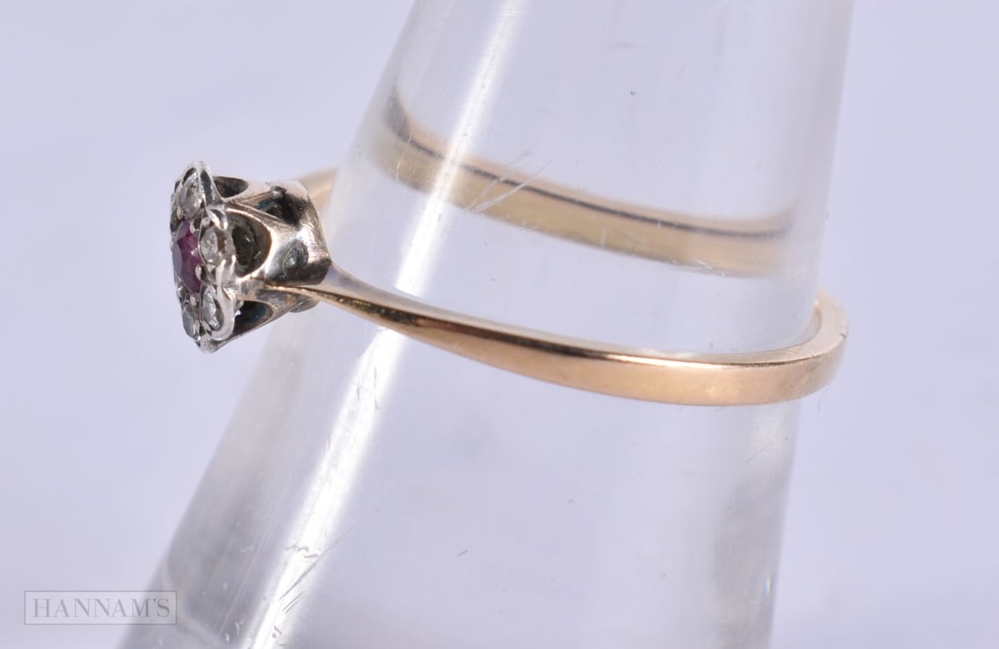 A 9CT GOLD AND RUBY RING. 1 grams. - 2