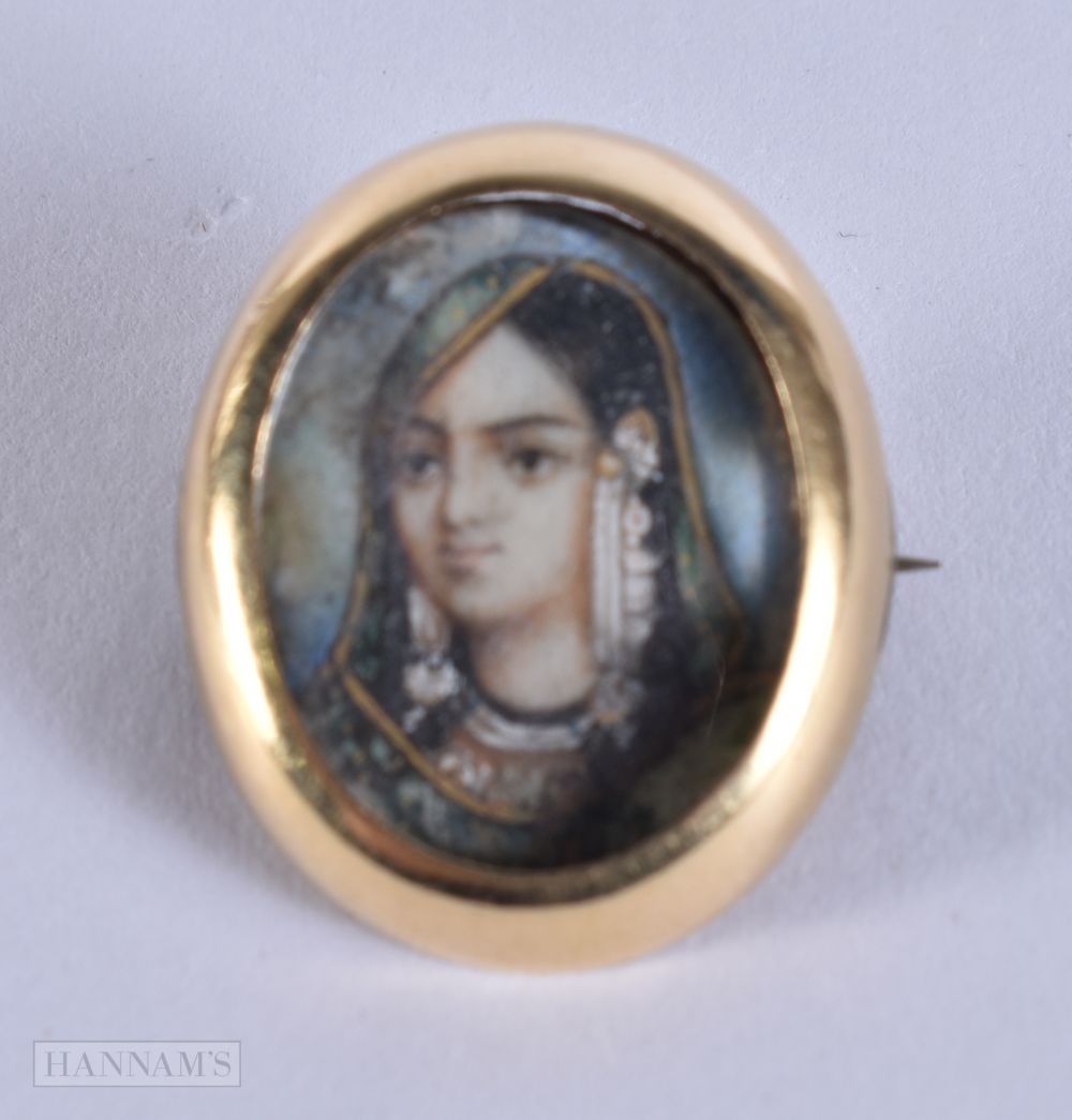 AN ANTIQUE YELLOW METAL INDIAN BROOCH. 2 grams. 2 cm x 1 cm.: AN ANTIQUE YELLOW METAL INDIAN BROOCH. 2 grams. 2 cm x 1 cm.