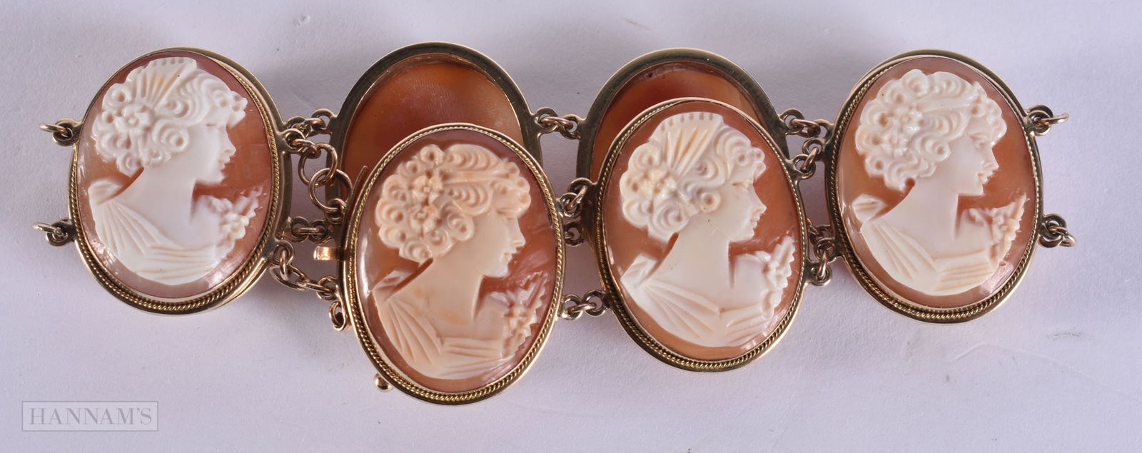A YELLOW METAL CAMEO BRACELET. 38 grams. 19 cm wide.: A YELLOW METAL CAMEO BRACELET. 38 grams. 19 cm wide.