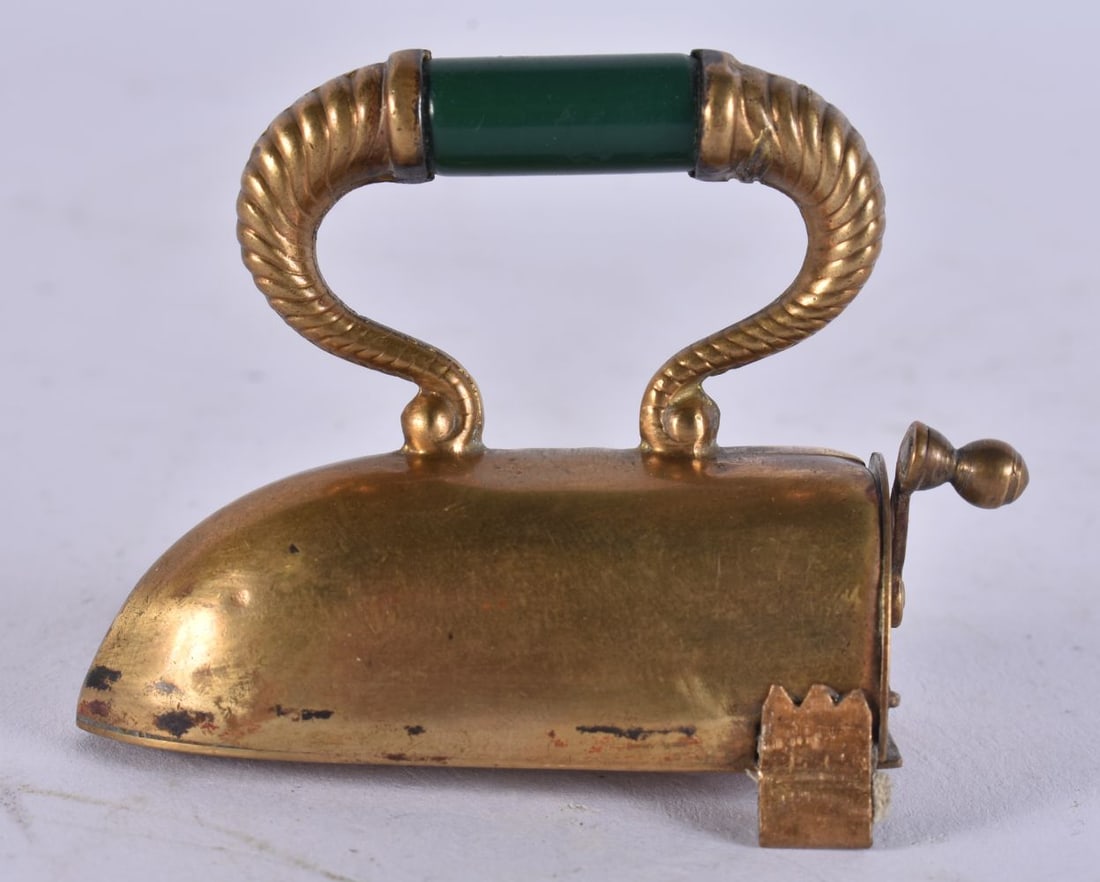 A RARE LATE VICTORIAN/EDWARDIAN NOVELTY IRON TAPE MEASURE. 6 cm x 4.5 cm. (1 of 3)