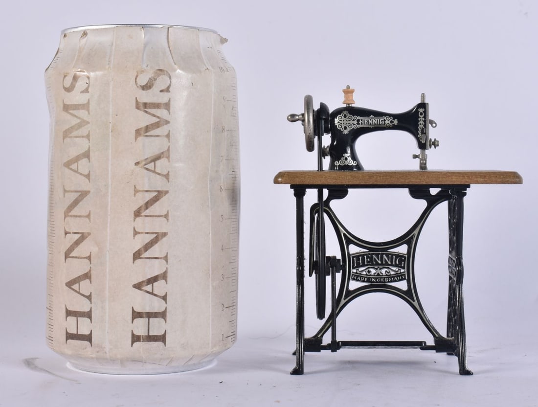 A NOVELTY HENNIG GERMAN SEWING MACHINE. 10.5 cm x 8.5 cm. (1 of 4)