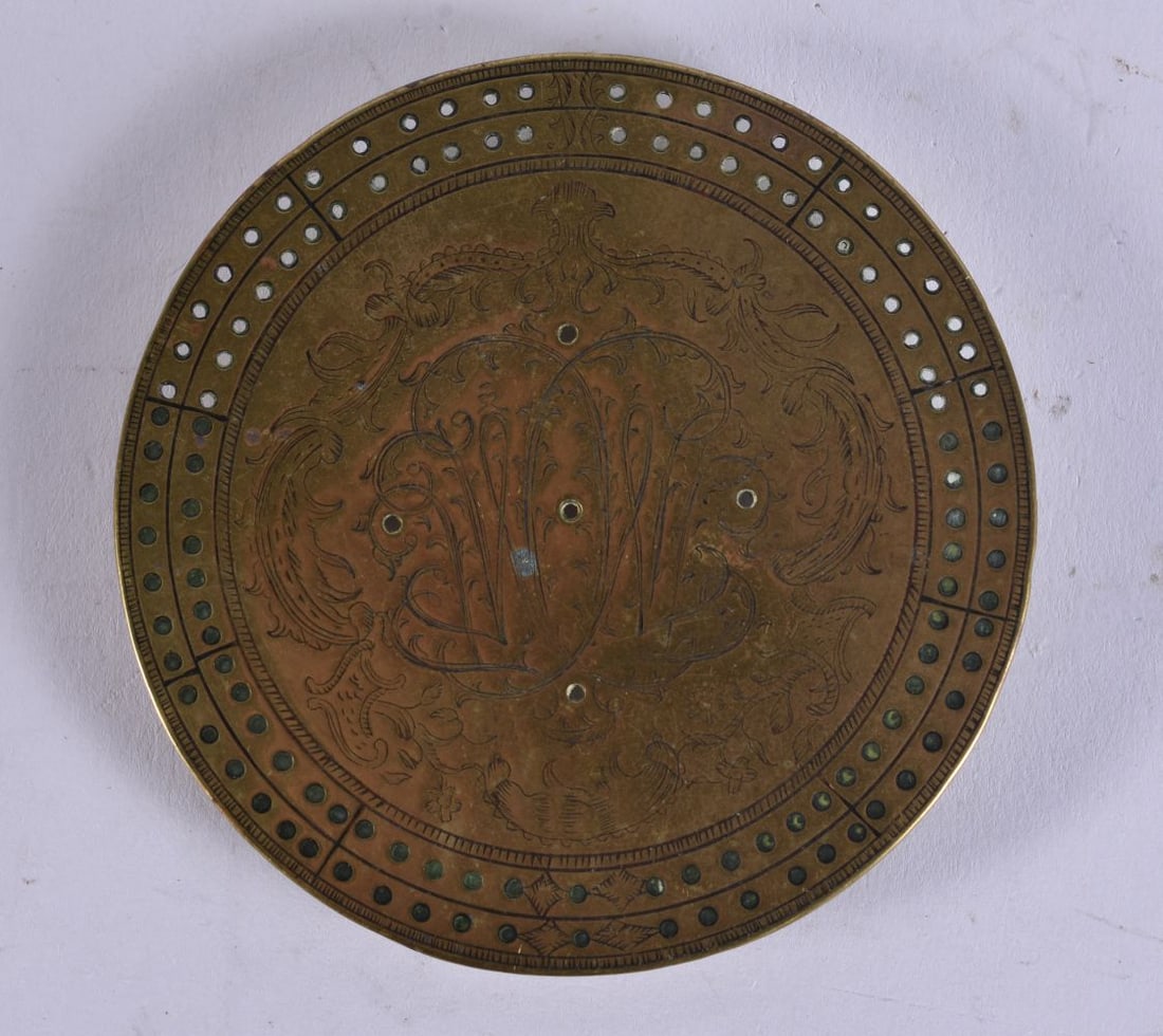 A GEORGE III ARMORIAL POCKET CRIBBAGE BOARD. 9.5 cm wide. (1 of 3)
