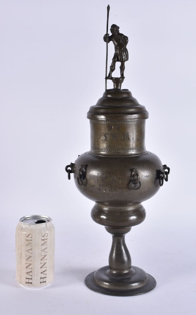 AN UNUSUAL EARLY 18TH CENTURY EUROPEAN PEWTER GUILD VASE AND COVER C1711. 47 cm high. (1 of 10)