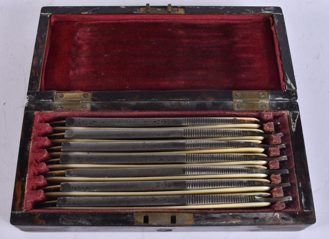 A LOVELY SET OF CASED VICTORIAN DAYS OF THE WEEK RAZORS. 18 cm x 8 cm. (1 of 6)