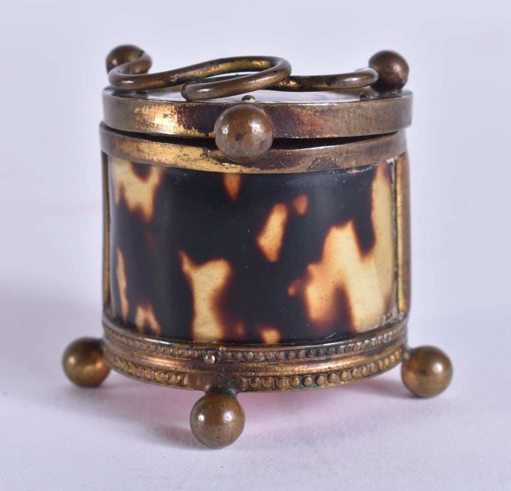 AN UNUSUAL EARLY VICTORIAN MINIATURE TORTOISESHELL DRUM RING BOX. 3.5 cm x 3.5 cm. (1 of 6)