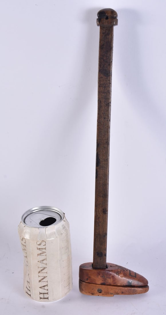 AN UNUSUAL GEORGE III TREEN WOOD COBBLERS SHOE MEASURE. 36 cm high. (1 of 7)