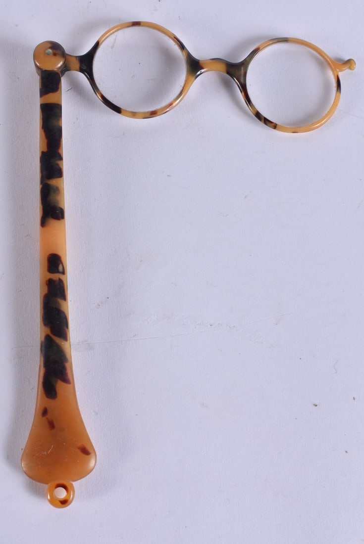 A PAIR OF TORTOISESHELL LORGNETTES. 25 cm long extended. (1 of 4)