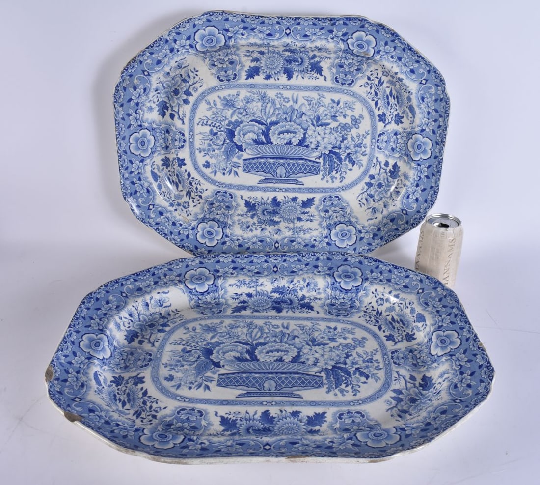 A VERY LARGE PAIR OF EARLY 19TH CENTURY ENGLISH BLUE AND WHITE DISHES. 52 cm x 38 cm. (1 of 5)