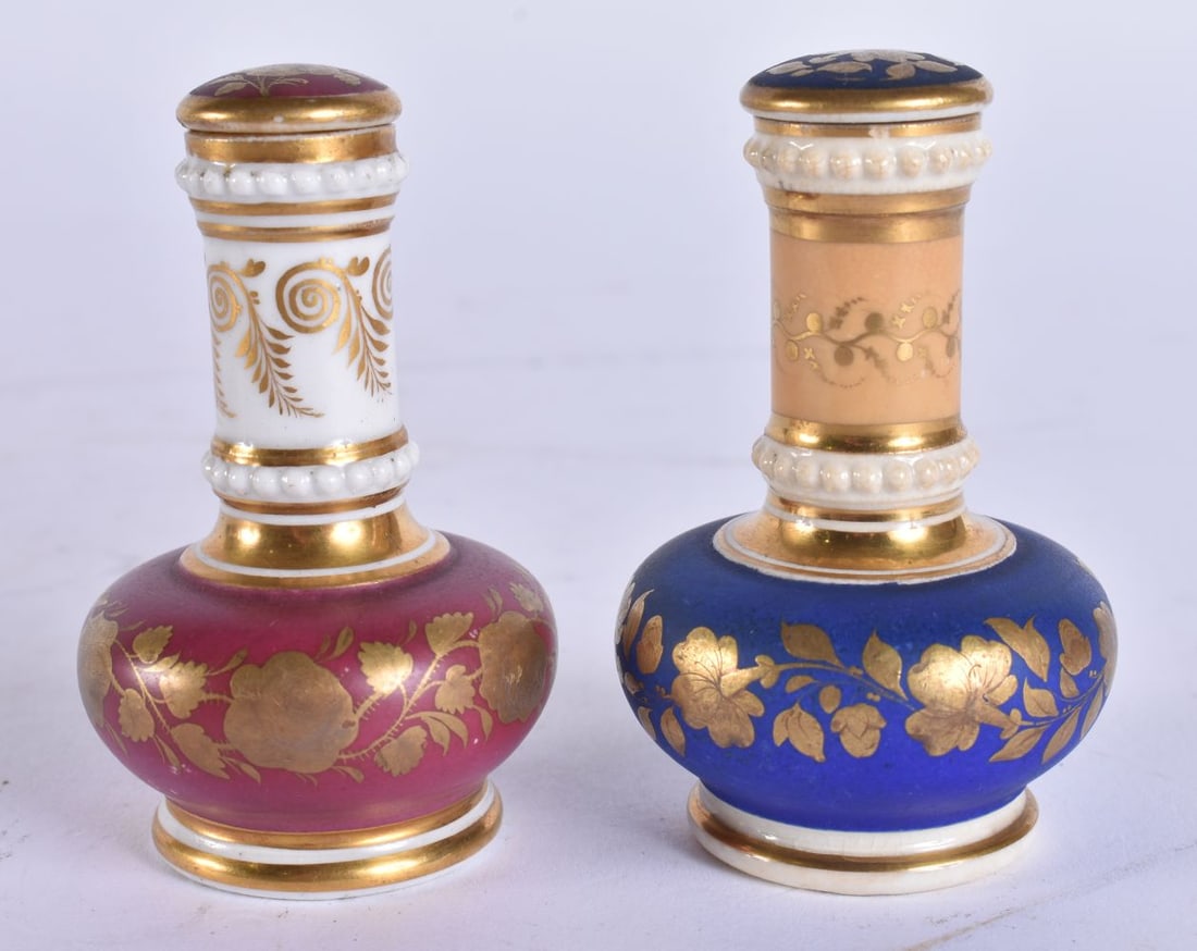 A PAIR OF EARLY 19TH CENTURY ENGLISH PORCELAIN SCENT BOTTLES AND STOPPERS painted with gilt flowers. (1 of 4)