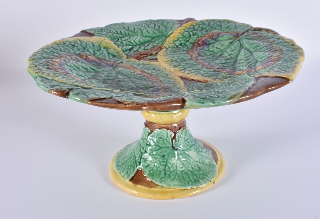 A VICTORIAN MAJOLICA POTTERY COMPORT. 25 cm wide. (1 of 5)