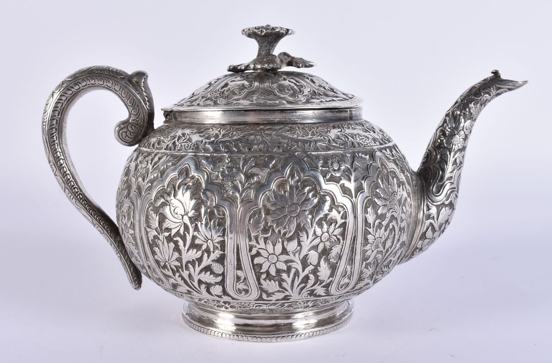 AN ANTIQUE INDIAN SILVER TEAPOT. 423 grams. 16 cm wide. (1 of 6)
