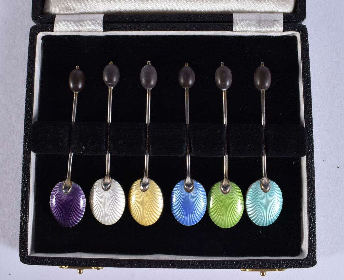 A SET OF SILVER AND ENAMEL SHELL COFFEE BEAN SPOONS. 42 grams. 9 cm long. (6): A SET OF SILVER AND ENAMEL SHELL COFFEE BEAN SPOONS. 42 grams. 9 cm long. (6)