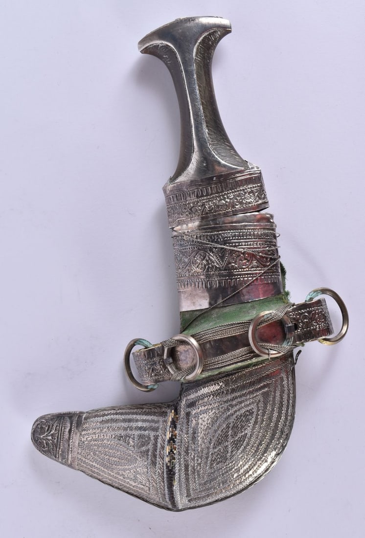 A HORN HANDLED MIDDLE EASTERN JAMBIYA DAGGER. 30 cm wide. (1 of 6)