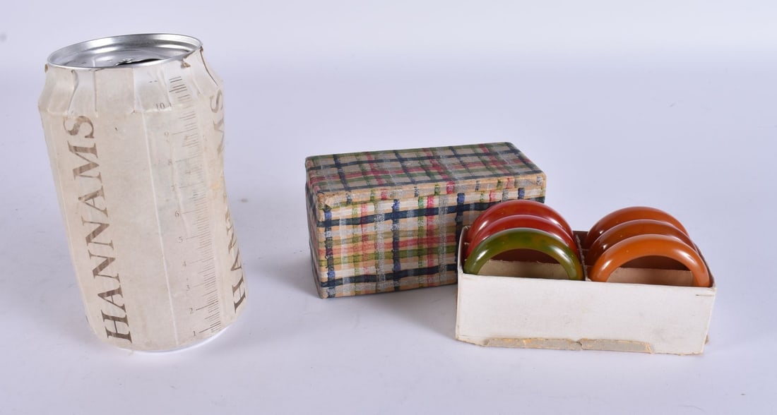 A CASED SET OF BAKELITE RINGS. Ring 4.5 cm wide. (6) (1 of 5)