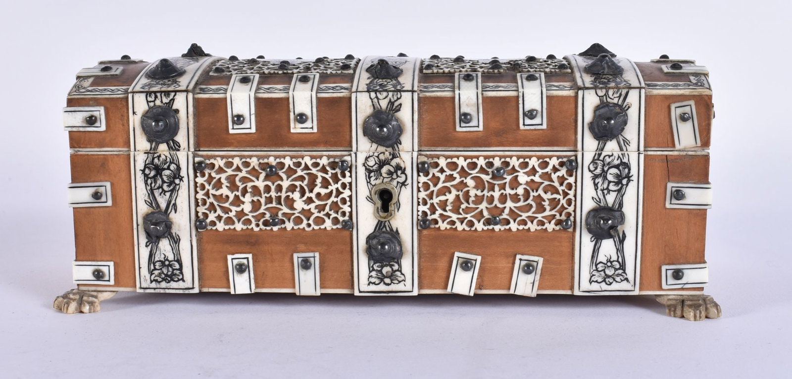 A LATE 19TH CENTURY ANGLO INDIAN CARVED WOOD CASKET decorated with figures and foliage. 17.5 cm wide (1 of 6)