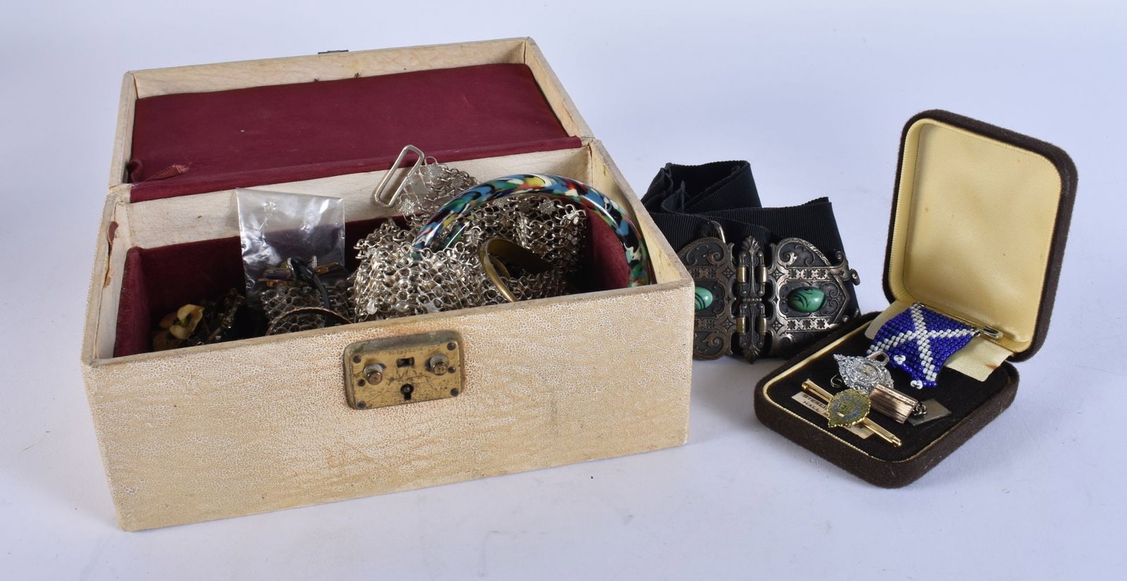 ASSORTED COSTUME JEWELLERY. (qty) (1 of 3)