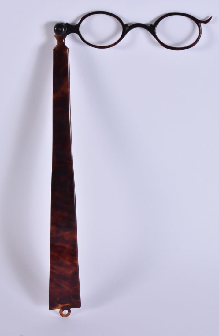 A PAIR OF TORTOISESHELL LORGNETTES. 26 cm x 11 cm. (1 of 4)