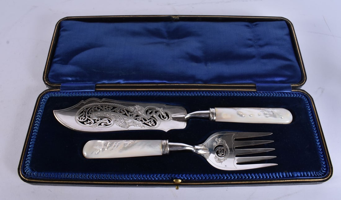 A PAIR OF SILVER PLATED MOTHER OF PEARL SERVERS with silver mounts. 33 cm wide. (1 of 4)