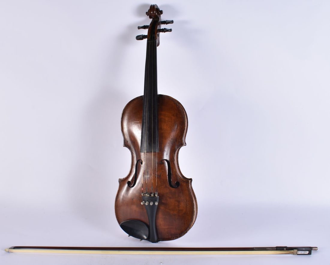 AN ANTIQUE VIOLIN with bow. 59 cm long, length of back excluding hump 35.5 cm. (1 of 12)