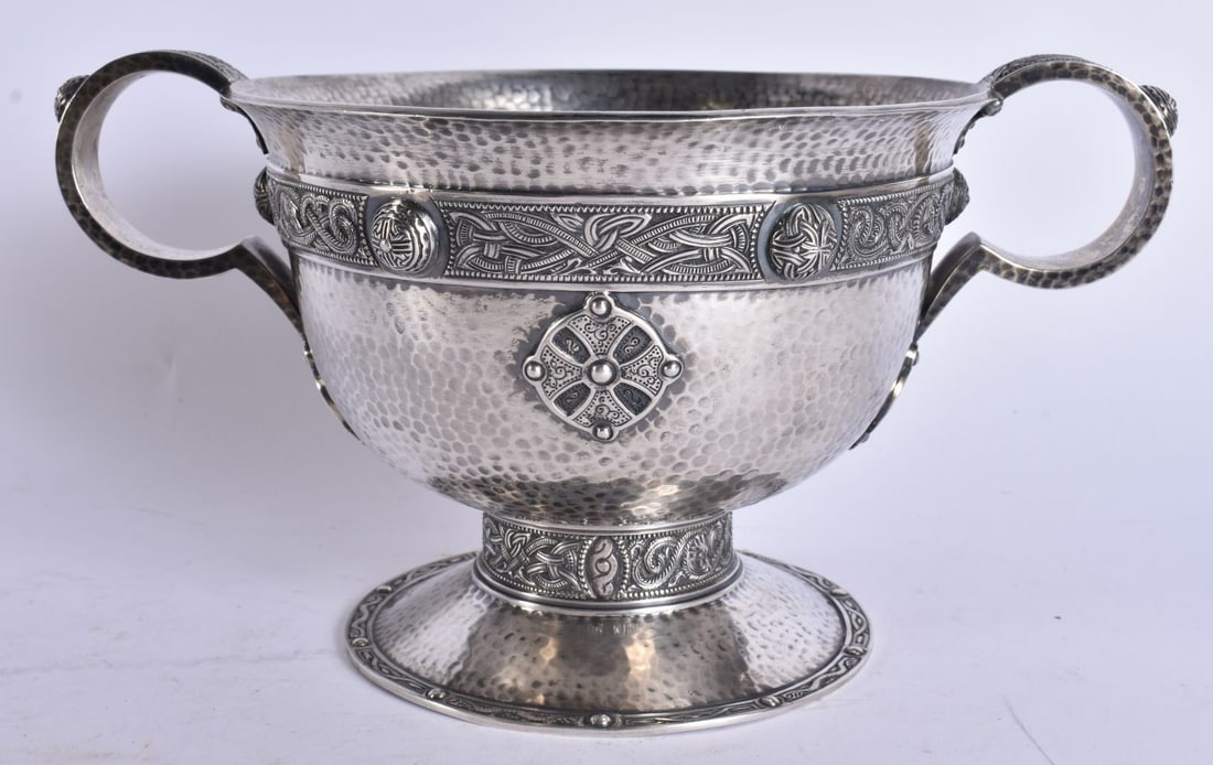 A LOVELY SCOTTISH SILVER TWIN HANDLED BOWL. Edinburgh 1949. (Maker DE GE). 843 grams. 25.5 cm wide. (1 of 8)