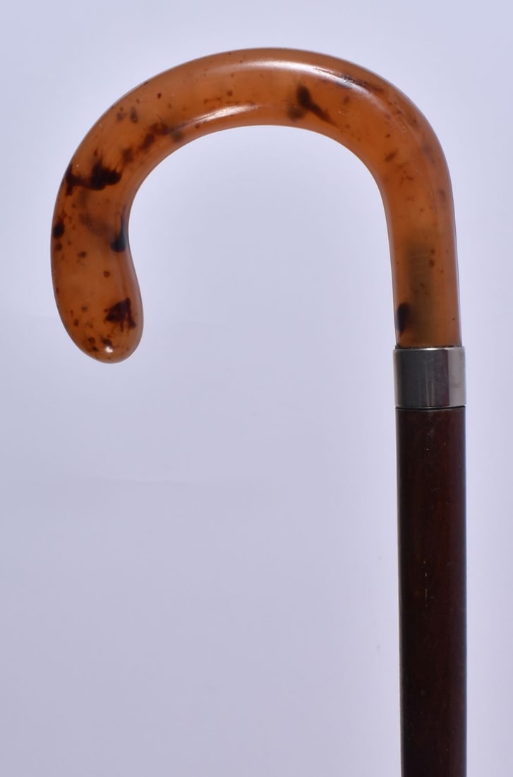 AN ART DECO BAKELITE HANDLED WALKING CANE. 86 cm long. (1 of 4)