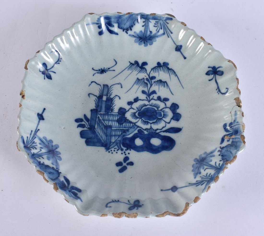 AN 18TH CENTURY DELFT BLUE AND WHITE TIN GLAZED DISH. 16 cm wide. (1 of 5)