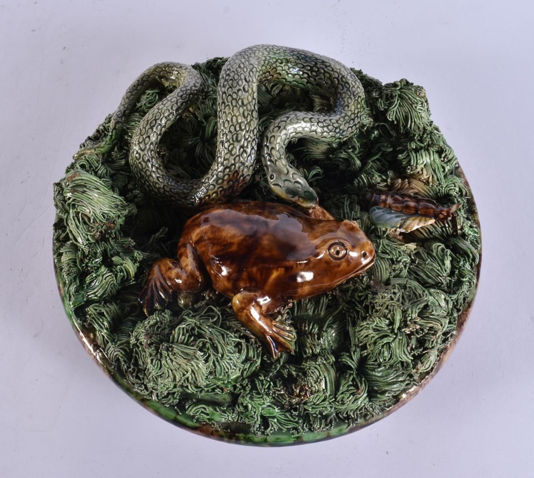 A PORTUGUESE MAJOLICA TOAD AND SERPENT DISH. 19 cm wide. (1 of 5)