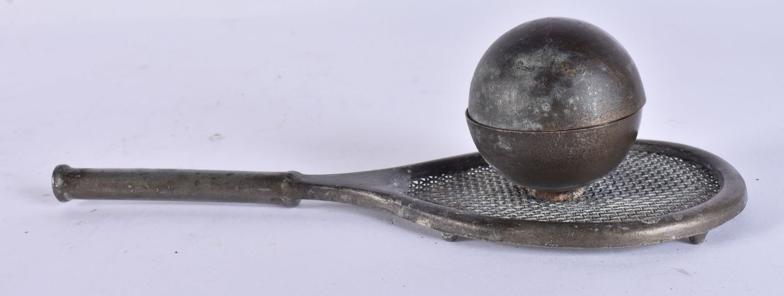 AN UNUSUAL VINTAGE TENNIS RACKET DESK INKWELL. 18 cm wide. (1 of 4)