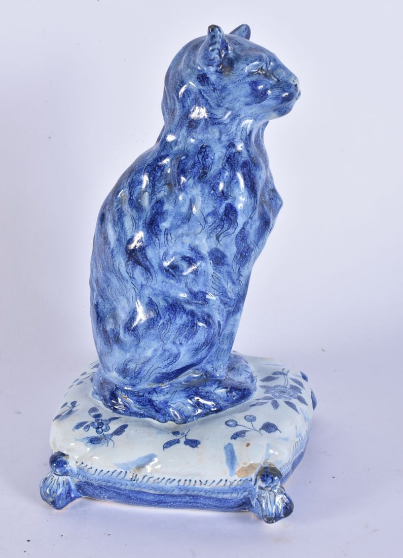 AN UNUSUAL ANTIQUE DELFT BLUE AND WHITE TIN GLAZED CAT. 20 cm high. (1 of 5)