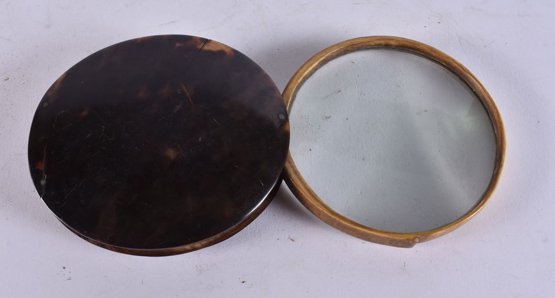 AN EARLY VICTORIAN TORTOISESHELL MAGNIFYING GLASS. 9.5 cm closed.: AN EARLY VICTORIAN TORTOISESHELL MAGNIFYING GLASS. 9.5 cm closed.
