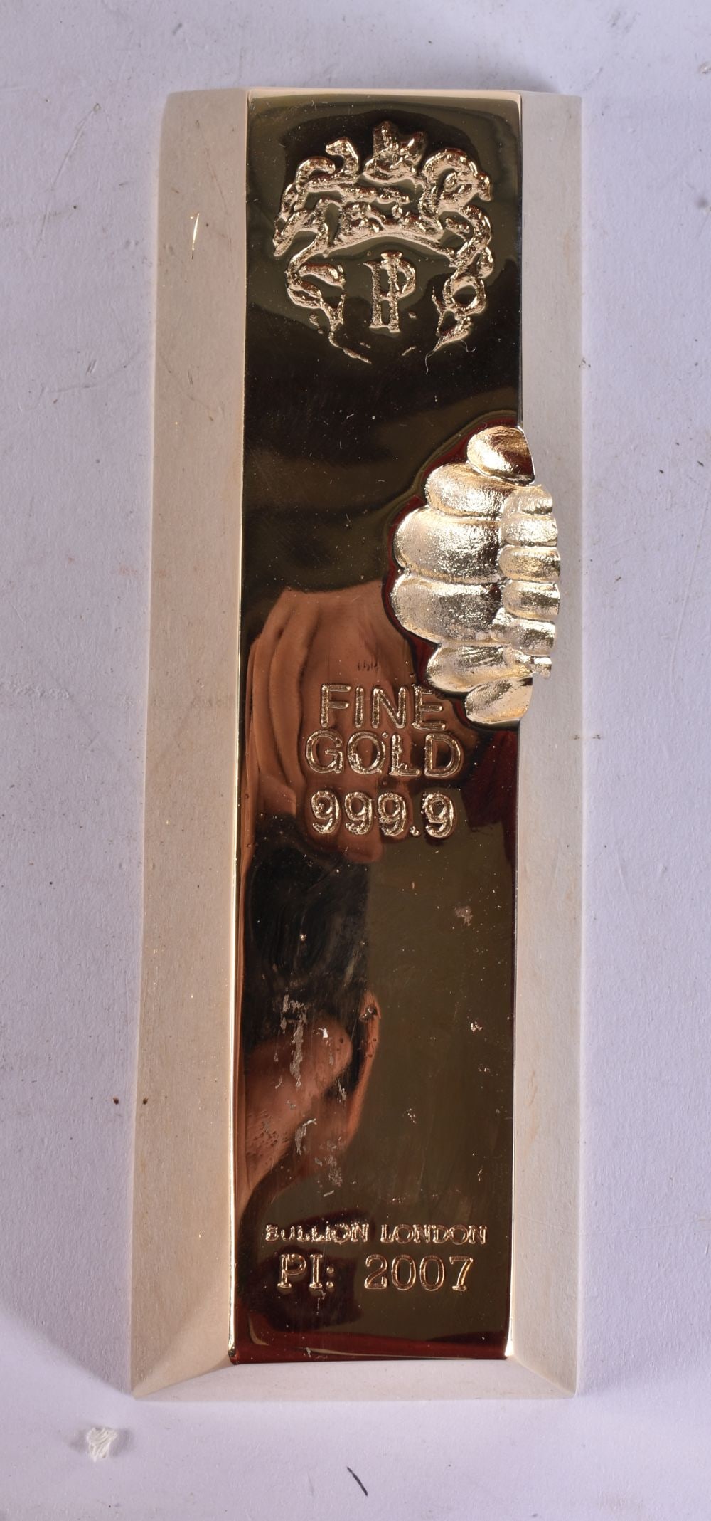 A NOVELTY BRONZE FINE GOLD BAR C2007. 19 cm wide.: A NOVELTY BRONZE FINE GOLD BAR C2007. 19 cm wide.