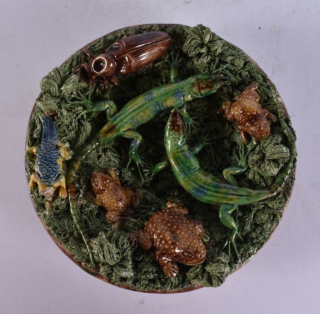 A PORTUGUESE MAJOLICA LIZARD AND TOAD DISH. 20.5 cm wide. (1 of 6)