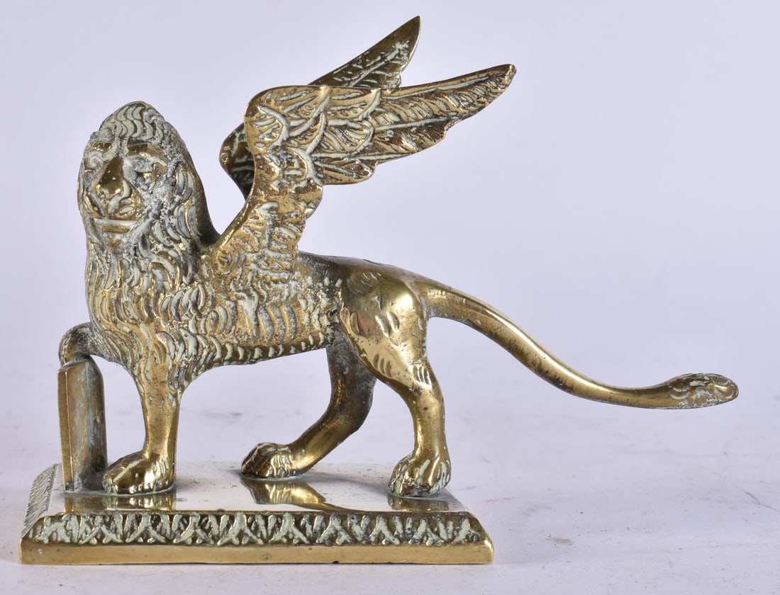 AN ANTIQUE GRAND TOUR BRONZE MODEL OF THE VENICE LION. 13.5 cm wide.: AN ANTIQUE GRAND TOUR BRONZE MODEL OF THE VENICE LION. 13.5 cm wide.