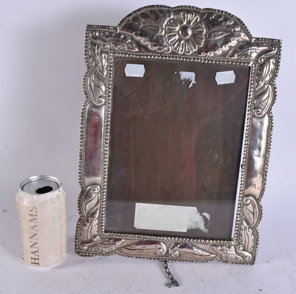A LARGE CONTINENTAL SILVER FRAME . 35 cm x 24 cm.: A LARGE CONTINENTAL SILVER FRAME . 35 cm x 24 cm.