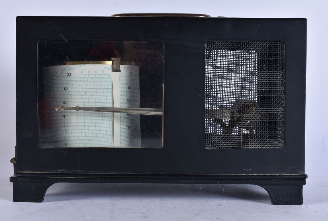 A VINTAGE BAROGRAPH. 26 cm x 20 cm. (1 of 4)