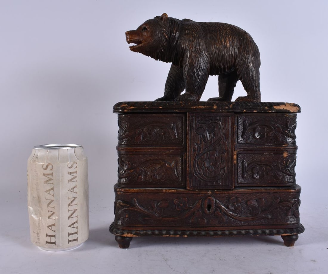 AN ANTIQUE BAVARIAN BLACK FOREST CARVED WOOD BEAR JEWELLERY BOX. 28 cm x 20 cm. (1 of 4)