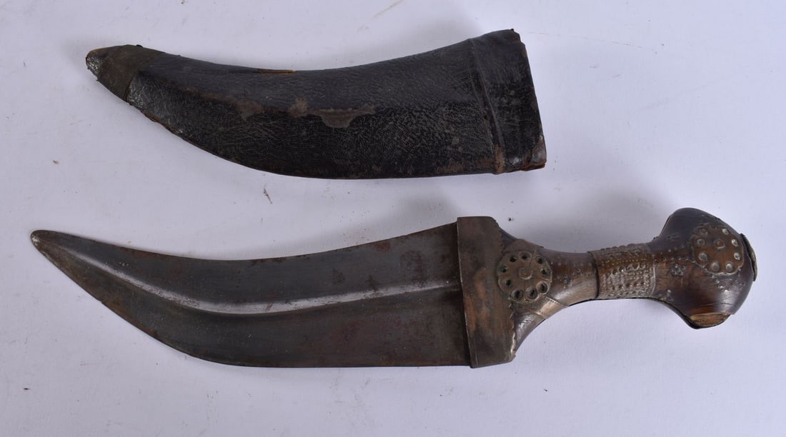 A MIDDLE EASTERN HORN HANDLED OMANI DAGGER. 32 cm long. (1 of 4)