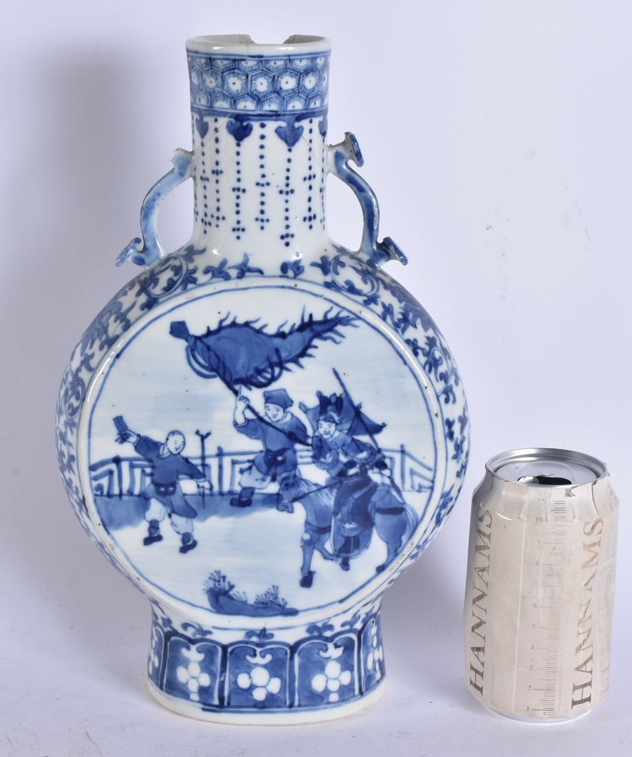 A 19TH CENTURY CHINESE BLUE AND WHITE PORCELAIN VASE Qing. 30 cm high. (1 of 6)