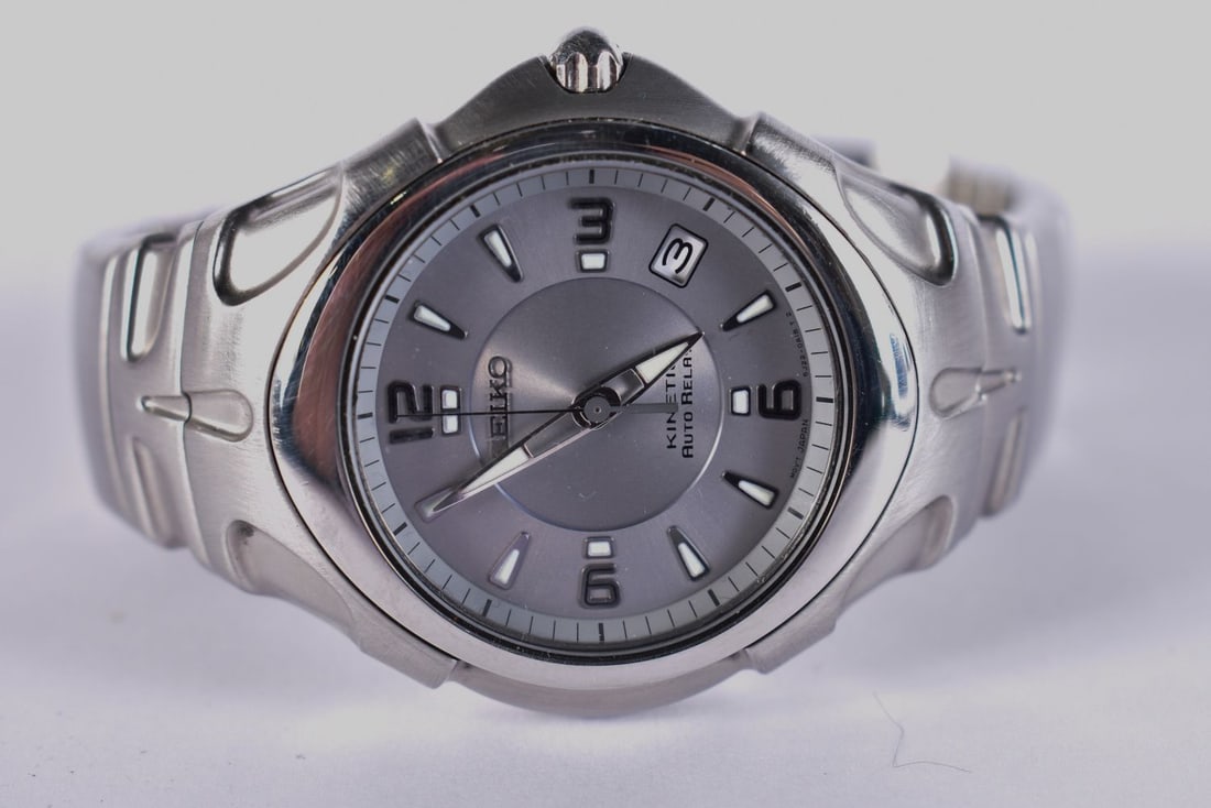 SEIKO - a stainless steel Kinetic Auto Relay automatic calendar bracelet watch, ref. 5J22-0A20, grey: SEIKO - a stainless steel Kinetic Auto Relay automatic calendar bracelet watch, ref. 5J22-0A20, grey dial with quarterly Arabic numerals, skeleton hands with luminous inserts, sweep centre seconds han