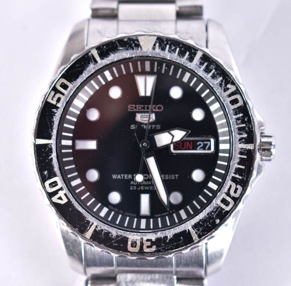 SEIKO 5 - a stainless steel Sports automatic calendar bracelet watch, ref. 7S36-03C0, black dial wit: SEIKO 5 - a stainless steel Sports automatic calendar bracelet watch, ref. 7S36-03C0, black dial with luminous dot and baton hour markers, pencil hands with luminous inserts, sweep centre seconds hand