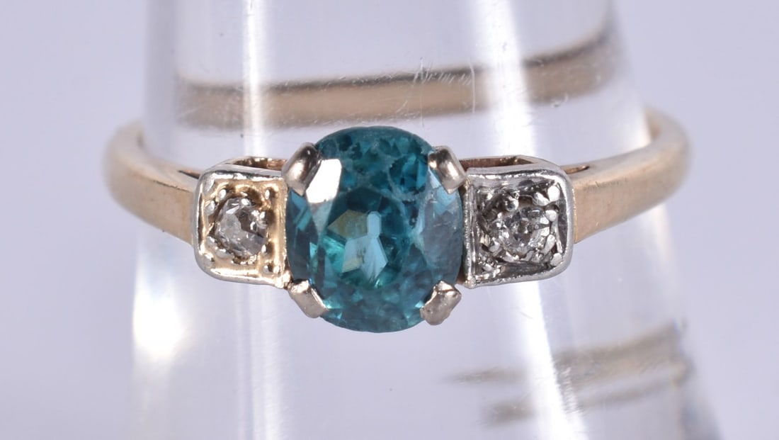 An 18ct gold ring. setting height 4.7mm, size M, 2.1g (1 of 3)