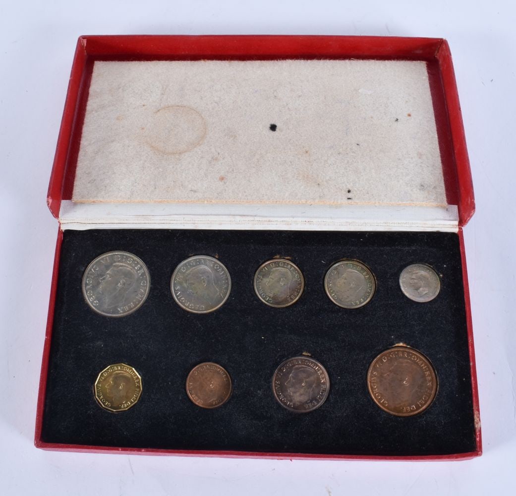A ROYAL MINT PROOF COIN SET. 20 cm wide. (1 of 4)