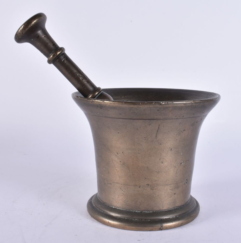 AN ANTIQUE BRONZE PESTLE AND MORTAR. 22.5 cm long. (1 of 4)