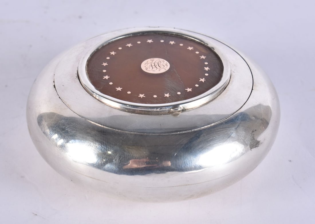 A VICTORIAN SILVER AND HORN SNUFF BOX with gold pique work inlaid top. 98 grams. 8.5 cm wide. (1 of 5)